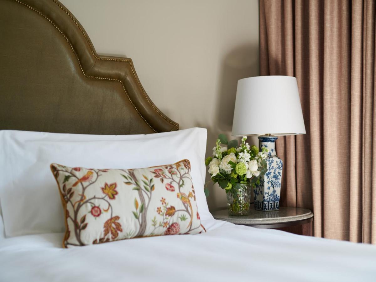 فندق كارتون هاوس ماينوث المظهر الخارجي الصورة A bed with a pillow