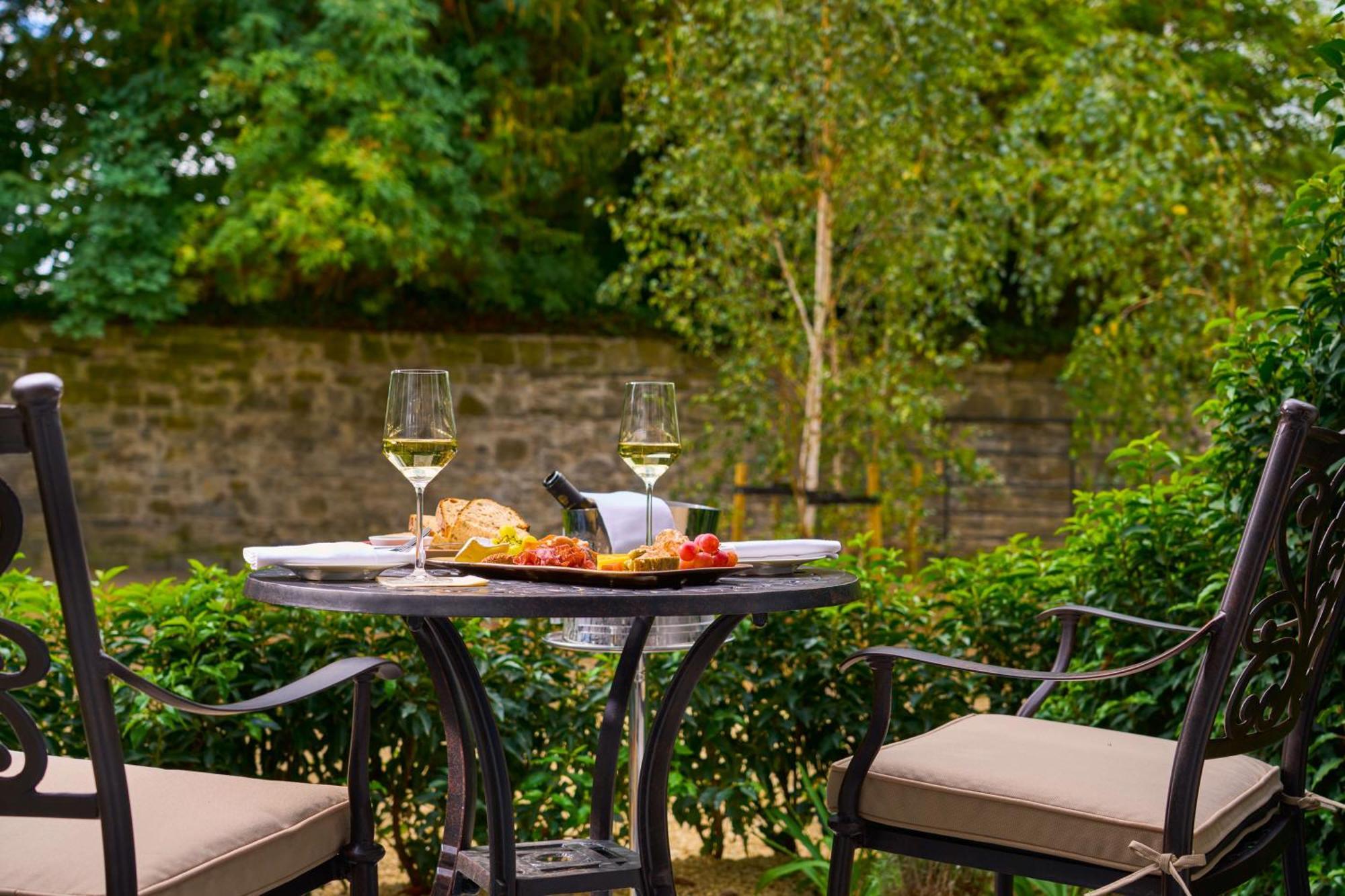 فندق كارتون هاوس ماينوث المظهر الخارجي الصورة A patio set