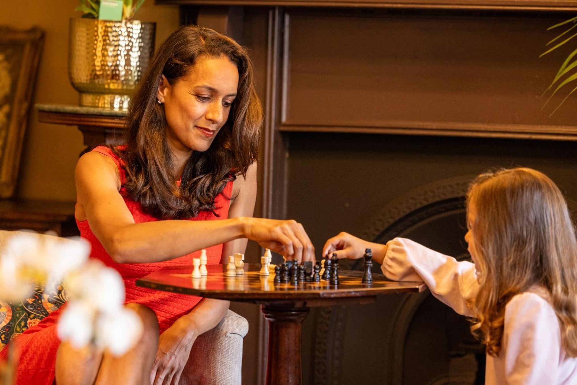 فندق كارتون هاوس ماينوث المظهر الخارجي الصورة A woman playing chess with her daughter